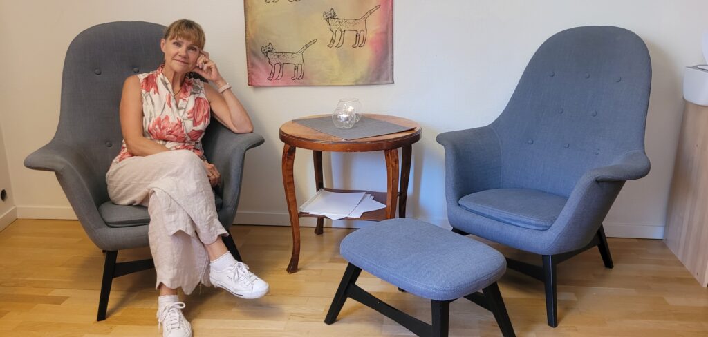 Samtalsterapeut Karin Uppugunduri tar emot klienter i centrala Linköping.